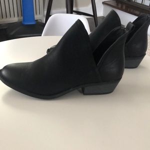 NWOT Universal Thread Black Bootie